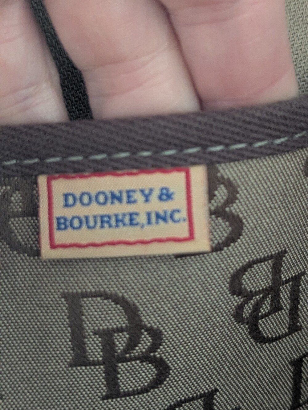 Y2K Dooney & Bourke Tan Monogram Zip Tote Bag Double Handles Gold Tassel - Picture 3 of 6
